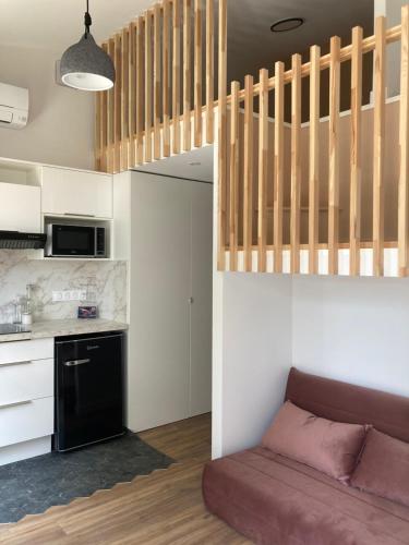 - un salon avec un canapé et un escalier dans l'établissement Résidence Thau t'M, à Mèze