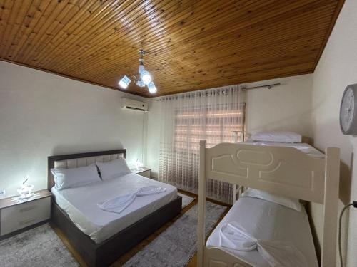 due letti a castello in una stanza con una finestra di Top Guesthouse a Shkodër