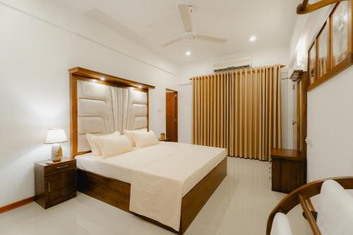 a bedroom with a large bed in a room at Ayrish Grand in Mount Lavinia
