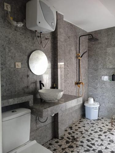 a bathroom with a sink and a toilet at Penginapan, homestay Gor Ken Arok kota malang jawa timur bisa 5-10 orang cocok bagi yg mau ke Bromo dan sekitarnya in Bareng