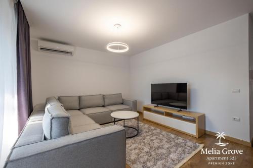 Televisyen dan/atau pusat hiburan di Melia Grove Apartment 325