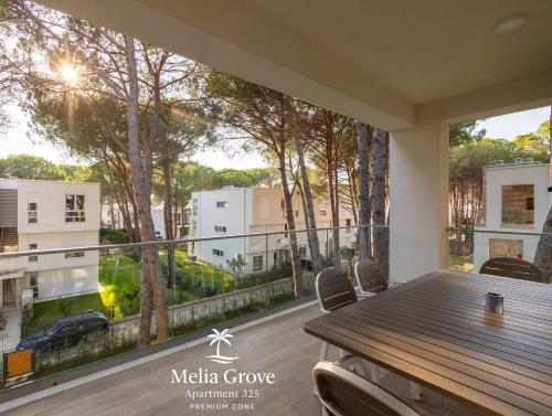 Balkoni atau teres di Melia Grove Apartment 325