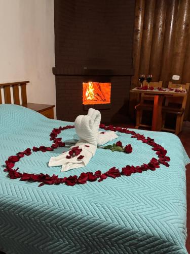 a bed with a heart made out of flowers at hotel cypresal miradory restaurante in Barva