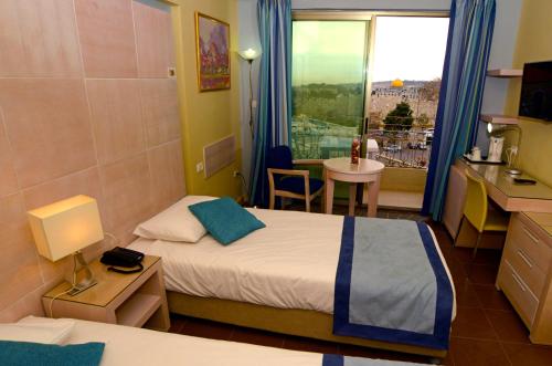 Postel nebo postele na pokoji v ubytování Holy Land Hotel