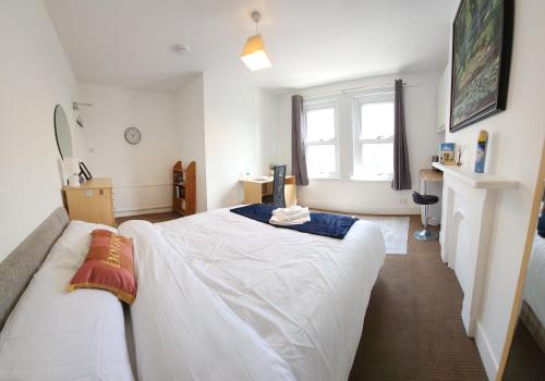 a bedroom with a white bed and a window at Oxford Exclusive Room Art in Oxford