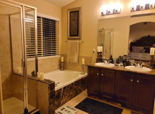 Ένα μπάνιο στο Luxurious Highlands Ranch Home With private hot tub