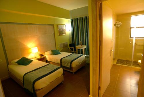 Holy Land Hotelにあるベッド