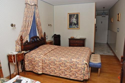 Tempat tidur dalam kamar di Chateau La Tour Du Roy