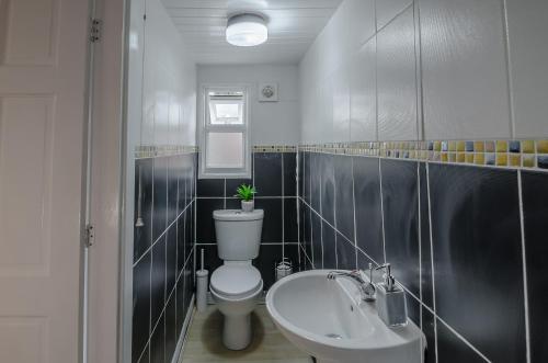 Ένα μπάνιο στο Ensuite Studio with Kitchenette Dudley DY2