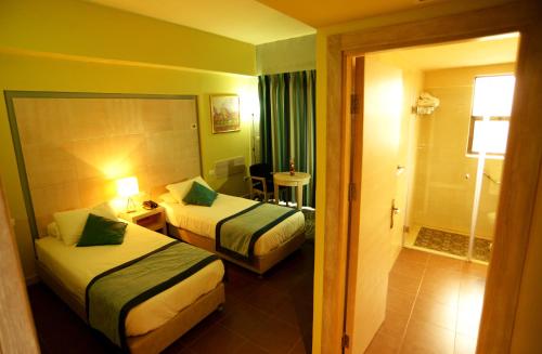 Holy Land Hotelにあるベッド