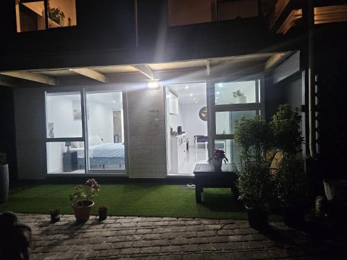 Taman di luar New and cute one bedroom flat