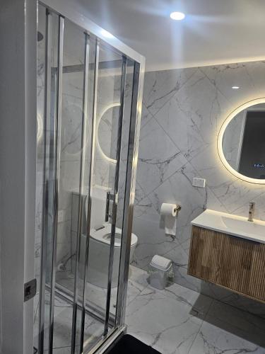 Bilik mandi di New and cute one bedroom flat