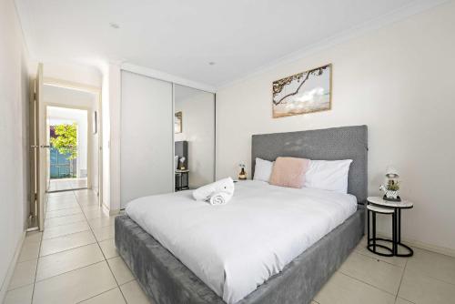 利物浦Convenient 2BR Nest in Liverpool - Stay with Ease的房间里有一张白色大床的卧室