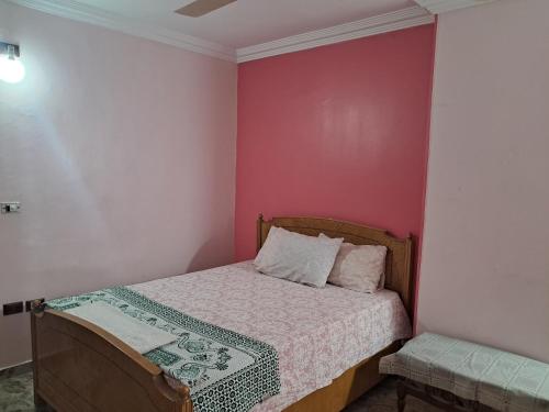 A bed or beds in a room at شقة مميزة جدا في قلب العاصمة قريبة من جميع الأماكن والخدمات