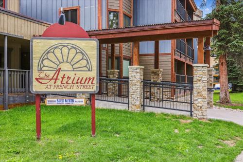 Un cartel en el césped frente a un edificio. en Atrium 003 condo, en Breckenridge