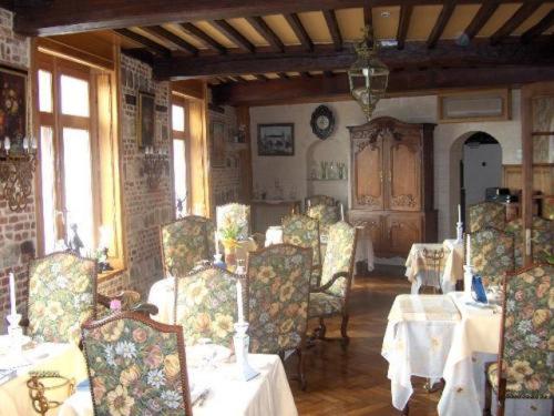 ห้องอาหารหรือที่รับประทานอาหารของ Chateau La Tour Du Roy