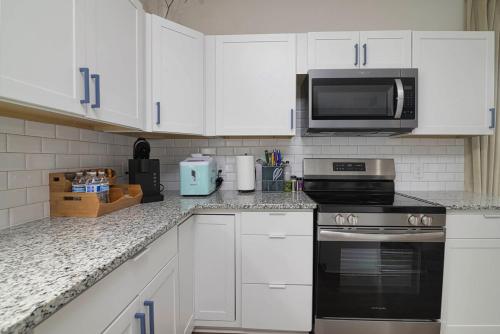 Η κουζίνα ή μικρή κουζίνα στο Modern Ranch Fenced Backyard - 6 mins to South End