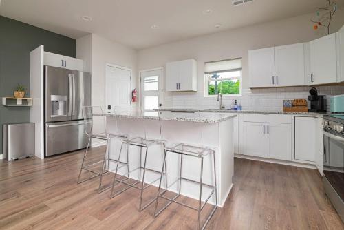 Η κουζίνα ή μικρή κουζίνα στο Modern Ranch Fenced Backyard - 6 mins to South End