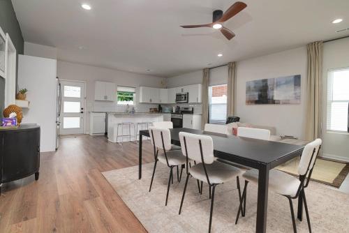 Η κουζίνα ή μικρή κουζίνα στο Modern Ranch Fenced Backyard - 6 mins to South End