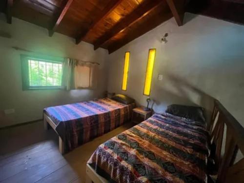 ein Schlafzimmer mit zwei Betten in einem Zimmer in der Unterkunft Casa quinta in Pilar