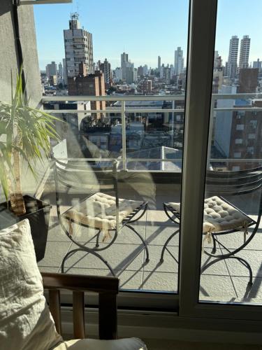 a balcony with a view of a city skyline at DEPARTAMENTO NUEVO CENTRICO 1Dormitorio COCHERA GRATIS PISCINA in Santa Fe