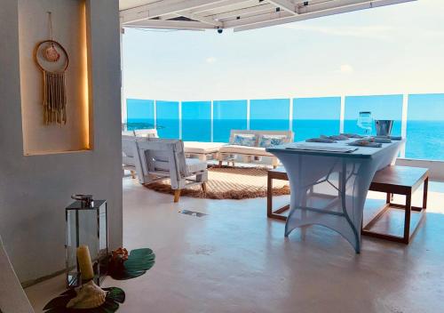 a living room with a table and a view of the ocean at Hospedaje,Cartagena,Clasicos,Turismocolombia-fit in Cartagena de Indias
