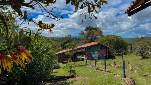 a house with a painting on the side of it at Catavento Pousada in Alto Paraíso de Goiás