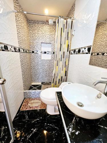 a bathroom with a sink and a toilet at Familiar 1er piso in La Merced