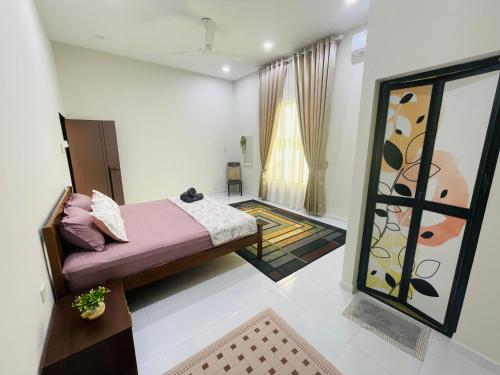 Кровать или кровати в номере Rihays Palace Homestay Ketereh