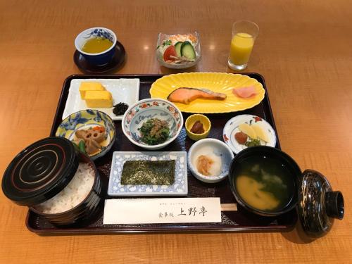 Una bandeja con una variedad de alimentos sobre una mesa. en Hotel New Ueno, en Tokio