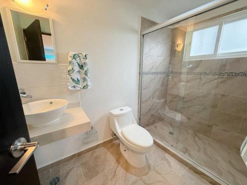 a bathroom with a toilet and a sink and a shower at Apartamento Fina Dream Lagoon in Veracruz