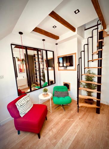 a living room with a red couch and a green chair at Cosy Boat in Strasbourg