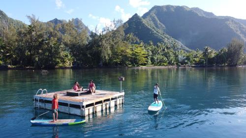 tahiti-bungalow at Teahupoo: beachfront with pountoon and mini pool, hébergement à Tahiti