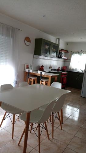 Una cocina con una mesa y sillas en una habitación. en Confortable apartmento, en Bahía Blanca