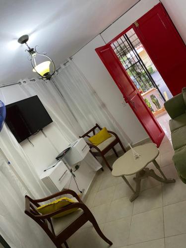 TV a/nebo společenská místnost v ubytování Apartamento hermoso en el centro de la ciudad de moca