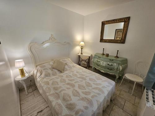 Huisseau-sur-CossonにあるGîte plain-pied avec terrasse et étang, proche Châteaux de la Loire - FR-1-491-354のベッドルーム1室(ベッド1台、鏡、テーブル付)