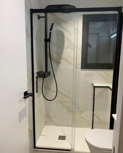 a shower with a glass door in a bathroom at Habitación Grande en Apartamento Compartido in Sant Boi del Llobregat