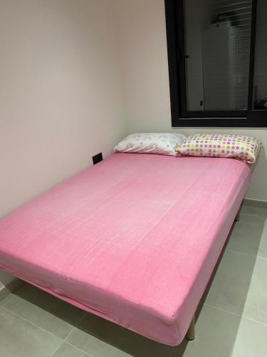 a large pink bed in a room at Habitación Grande en Apartamento Compartido in Sant Boi del Llobregat
