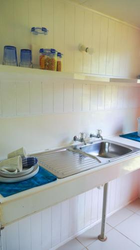 Dapur atau dapur kecil di Atiu Kia Orana Bungalows