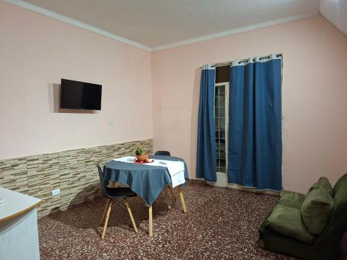 un soggiorno con tavolo e panna blu di Amanecer en la Ciudad del vino,en pleno corazón de Mendoza a Mendoza