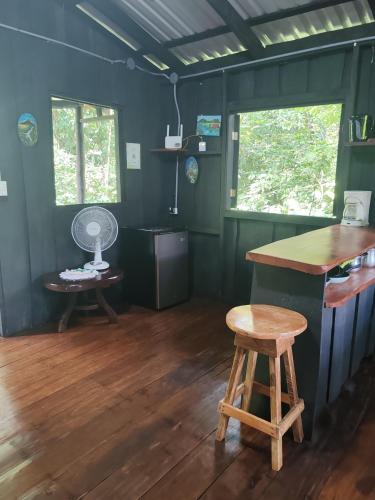 a room with a counter and a stool in it at Cabaña blue jeans in San Ramón