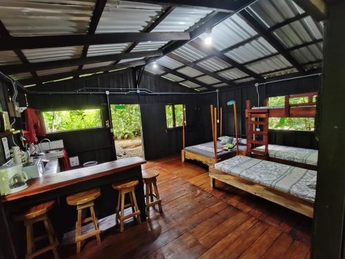 a room with two bunk beds and a desk at Cabaña blue jeans in San Ramón