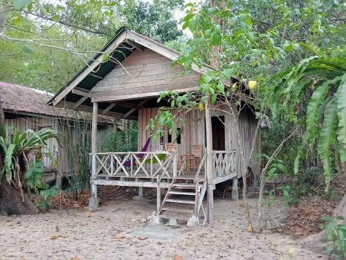 a small shack with a staircase in front of it at Koh Thmei Resort in Phumĭ Kâng Kéng