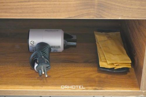 a box with a hair dryer and a hair dryerccess at QR Hotel Dalat in Xuan An