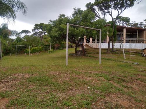 a field with two soccer nets in front of a house at Sítio topo do Vale in Sabará