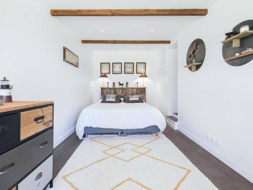 une chambre avec un lit et une commode dans l'établissement Maison spacieuse avec jardin et animaux admis - FR-1-821-42, à Le Touquet-Paris-Plage