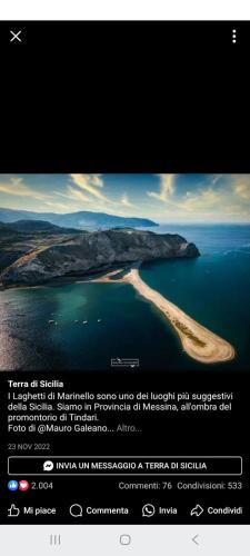 une page d'un site web avec une photo d'une île dans l'établissement A due passi dal mare, à Oliveri