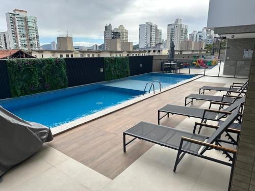 Bazén v ubytování Ap Novo Moderno Itapua Vila Velha ES nebo v jeho okolí