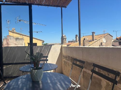 sur un balcon avec vue. dans l'établissement ARLES: Duplex Chic Centre - Clim & Vue Imprenable - FR-1-765-29, à Arles