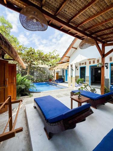 un patio avec deux lits et une piscine dans l'établissement Tony's Villa 1233 Seahorse Lane Gili Trawangan, à Gili Trawangan